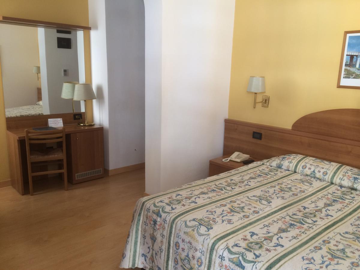 Hotel Tritone Caorle Eksteriør billede