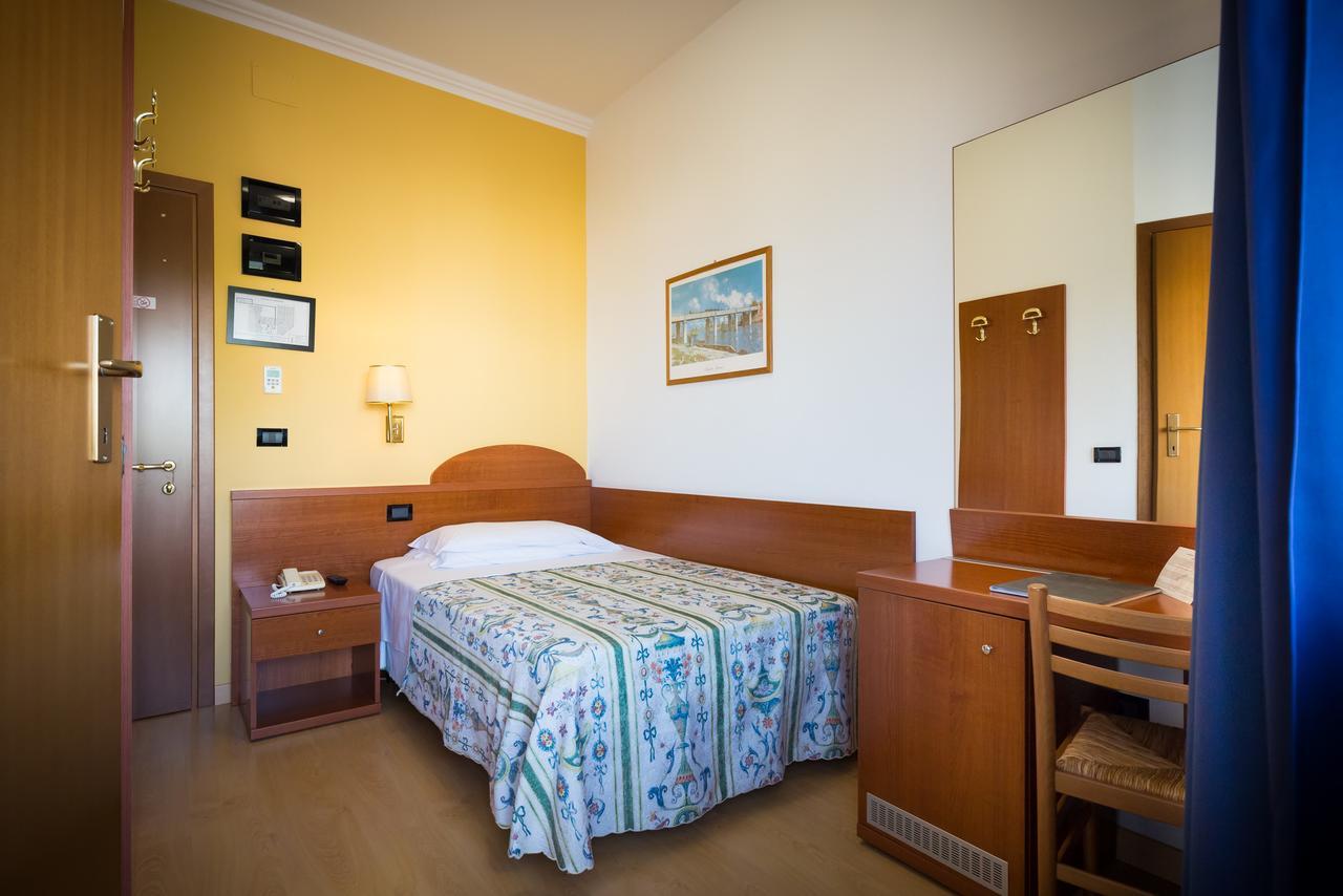 Hotel Tritone Caorle Eksteriør billede